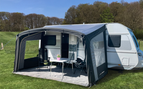 Luftsolsejl til campingvognen